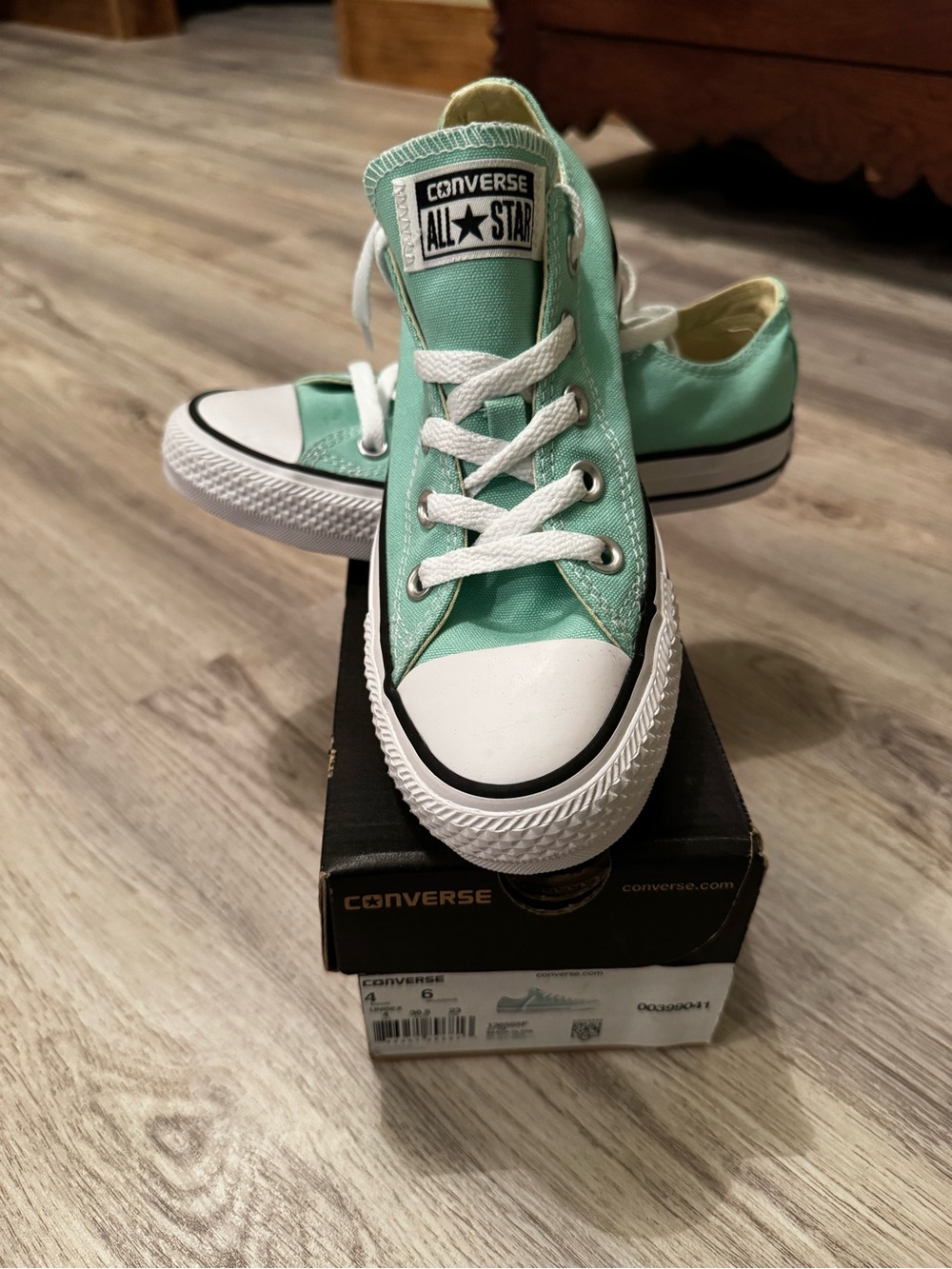 Converse Mint Green Low Top Sneakers Chuck Taylor size 6mns 4mns